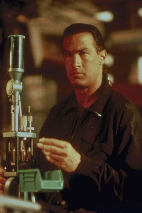 Drogenfahnder Hatcher (Steven Seagal) bei der Arbeit ... - Bildquelle: 1990 Twentieth Century Fox Film Corporation.