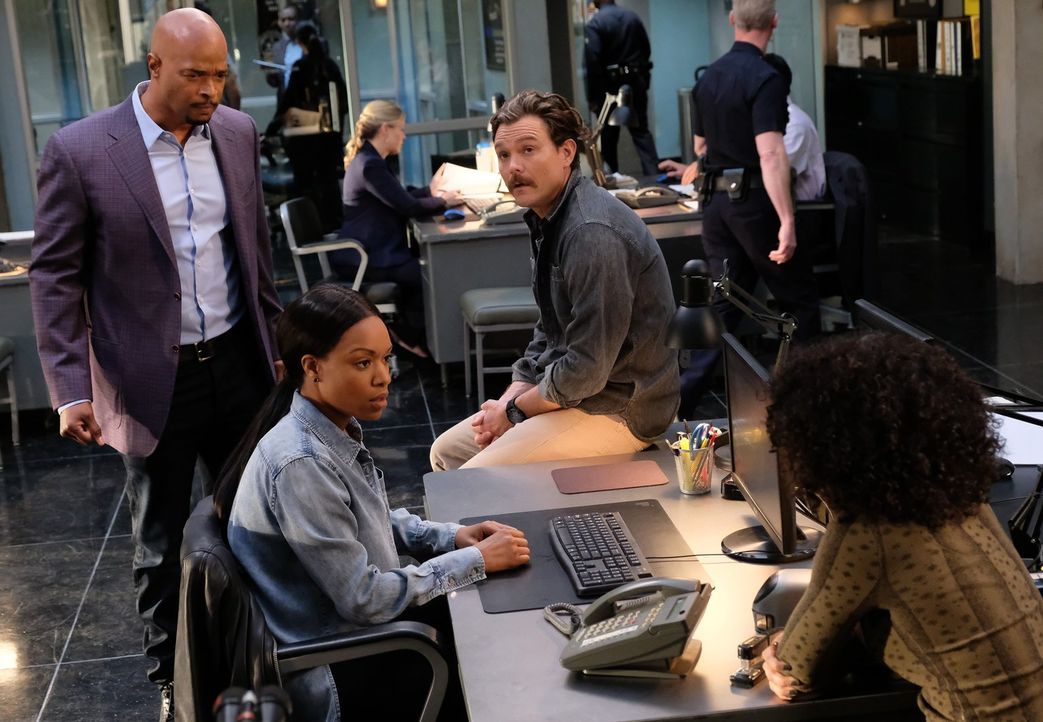 Murtaugh (Damon Wayans, l.) und Riggs (Clayne Crawford, 3.v.l.) ermitteln in einem Fall, bei dem Detective Baileys (Michelle Mitchenor, 2.v.l.) Schw... - Bildquelle: Warner Brothers