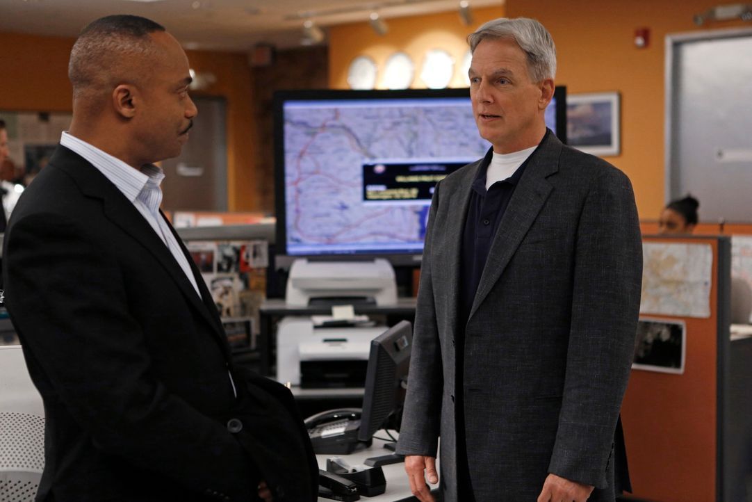 Während Gibbs (Mark Harmon, r.) und sein Team in einem neuen Fall ermitteln, stößt Leon Vance (Rocky Carroll, l.) auf Papiere und ein Schließfach vo... - Bildquelle: CBS Television