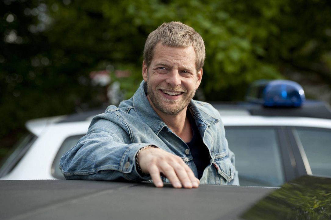 (3. Staffel) - Nach Tanjas Schussverletzung kümmert sich "der letzte Bulle" (Henning Baum) rührend um sie. Er sorgt dafür, dass es ihr rundum gut ge... - Bildquelle: Martin Rottenkolber SAT.1