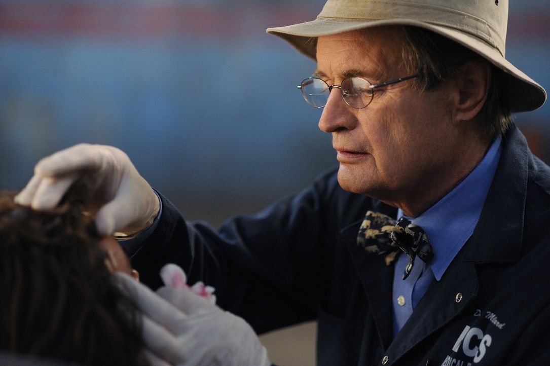 Ducky (David McCallum, r.) kümmert sich um die verletzte Ziva (Cote de Pablo, l.) ... - Bildquelle: CBS Television