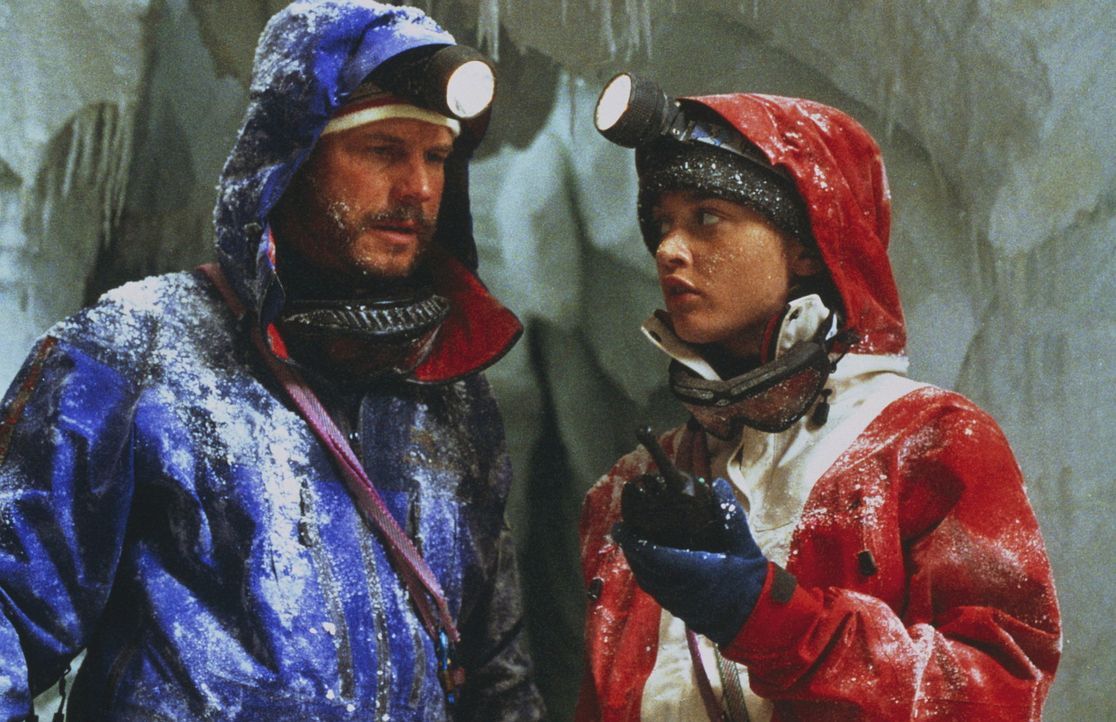 Milliardär Elliot (Bill Paxton) und seine Führerin Annie (Robin Tunney) sind in einer Gletscherspalte gefangen. Ihre Überlebenschancen sinken mit... - Bildquelle: Columbia Pictures