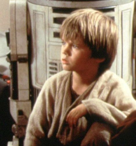 In den 90er Jahren kämpft der Kinderstar Jake Lloyd noch als Jedi-Ritter geg... - Bildquelle: dpa - Picture Alliance