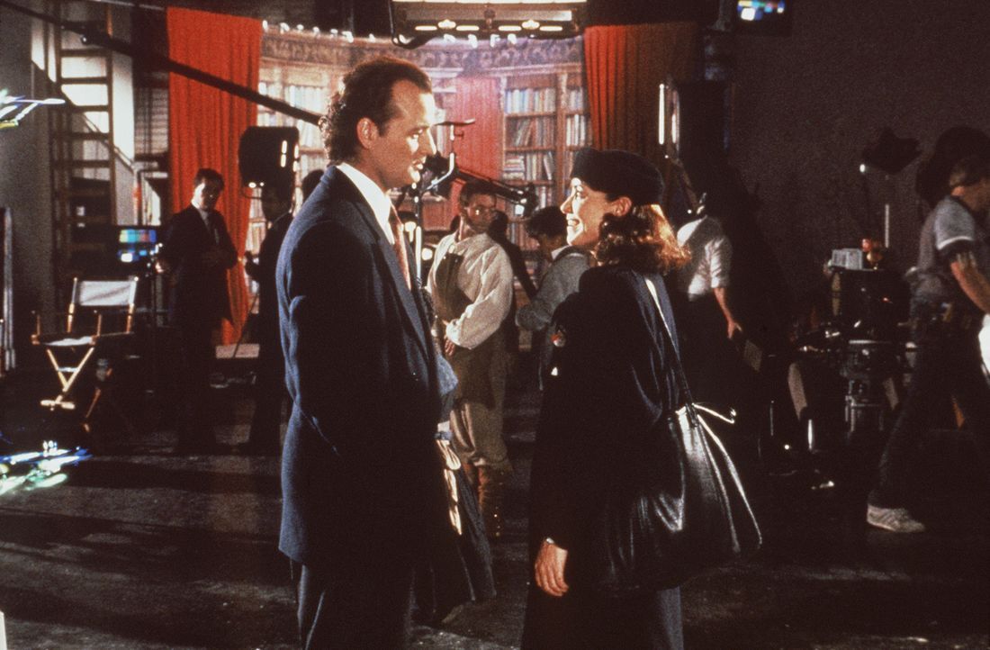 Im Studio trifft Fernsehboss Frank Cross (Bill Murray, l.) seine alte Flamme Claire Phillips (Karen Allen, r.) wieder, die er vor 15 Jahren der Karr... - Bildquelle: Paramount Pictures