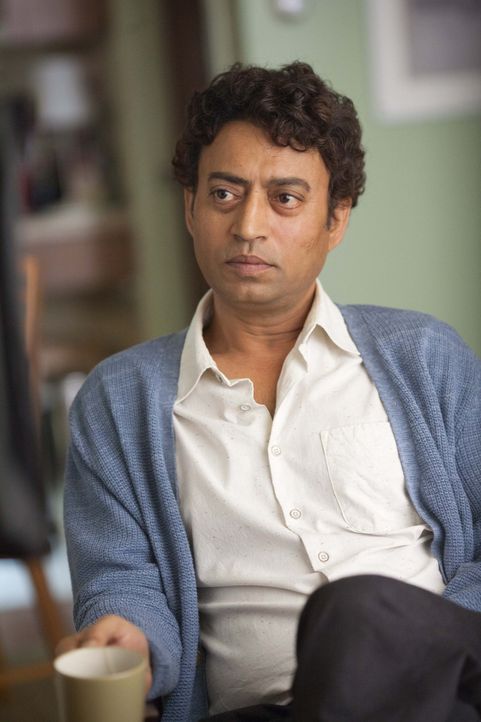 Eines Tages hört ein Schriftsteller, der unter einer Schreibhemmung leidet, in einem Café von Piscine Militor Patel (Irrfan Khan), einem Mann, der e... - Bildquelle: 2012 Twentieth Century Fox Film Corporation. All rights reserved.