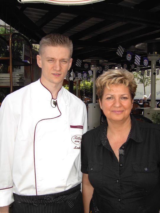 Ein großes Barbecue auf der Dachterrasse einer Bank - da haben Jaqueline Tillner und ihr Schwiegersohn Lukas jede menge zu tun ... - Bildquelle: Sat.1