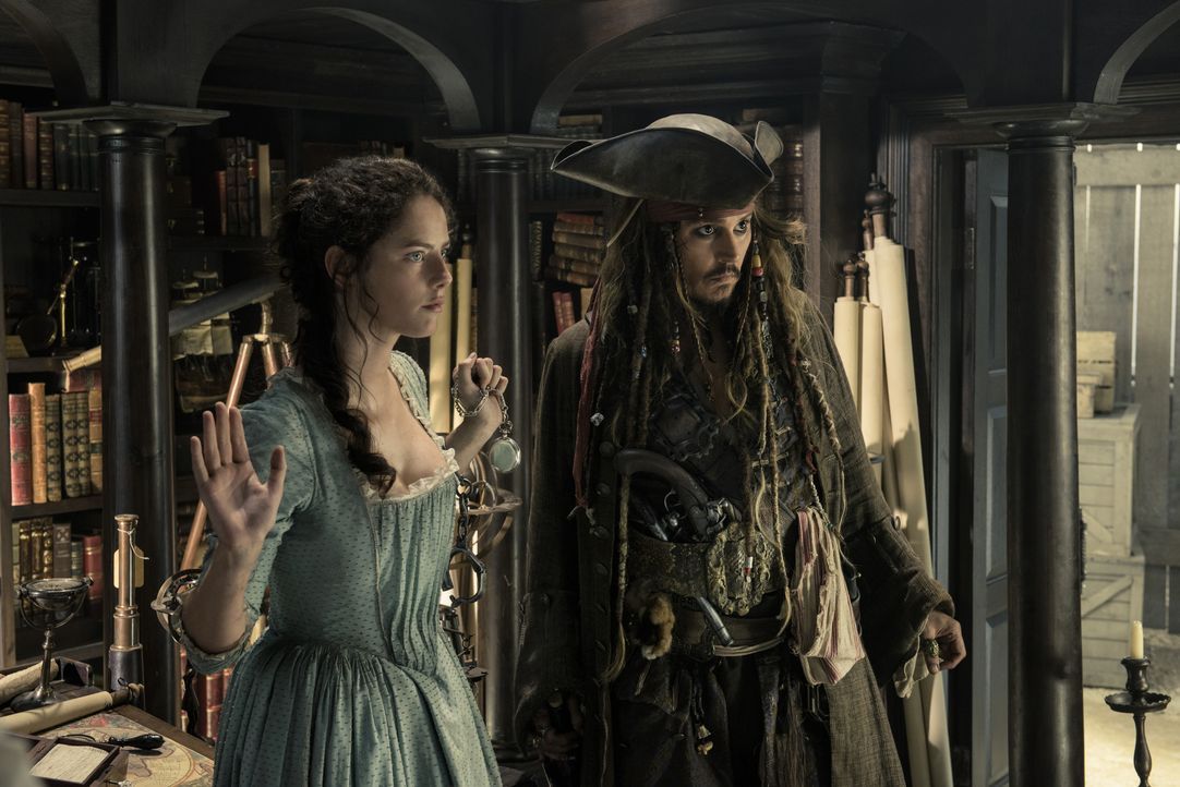 Carina Smyth (Kaya Scodelario, l.); Captain Jack Sparrow (Johnny Depp, r.) - Bildquelle: Peter Mountain Disney Enterprises, Inc. All Rights Reserved. / Peter Mountain