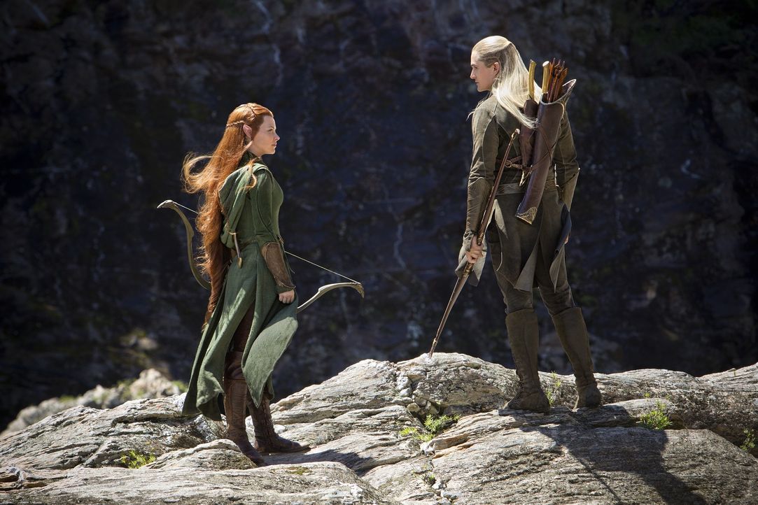 Als sich Bilbo und die Zwerge durch den Düsterwald kämpfen, stoßen sie auf die Waldelben Legolas (Orlando Bloom, r.) und Tauriel (Evangeline Lilly).... - Bildquelle: 2013 METRO-GOLDWYN-MAYER PICTURES INC. and WARNER BROS. ENTERTAINMENT INC.