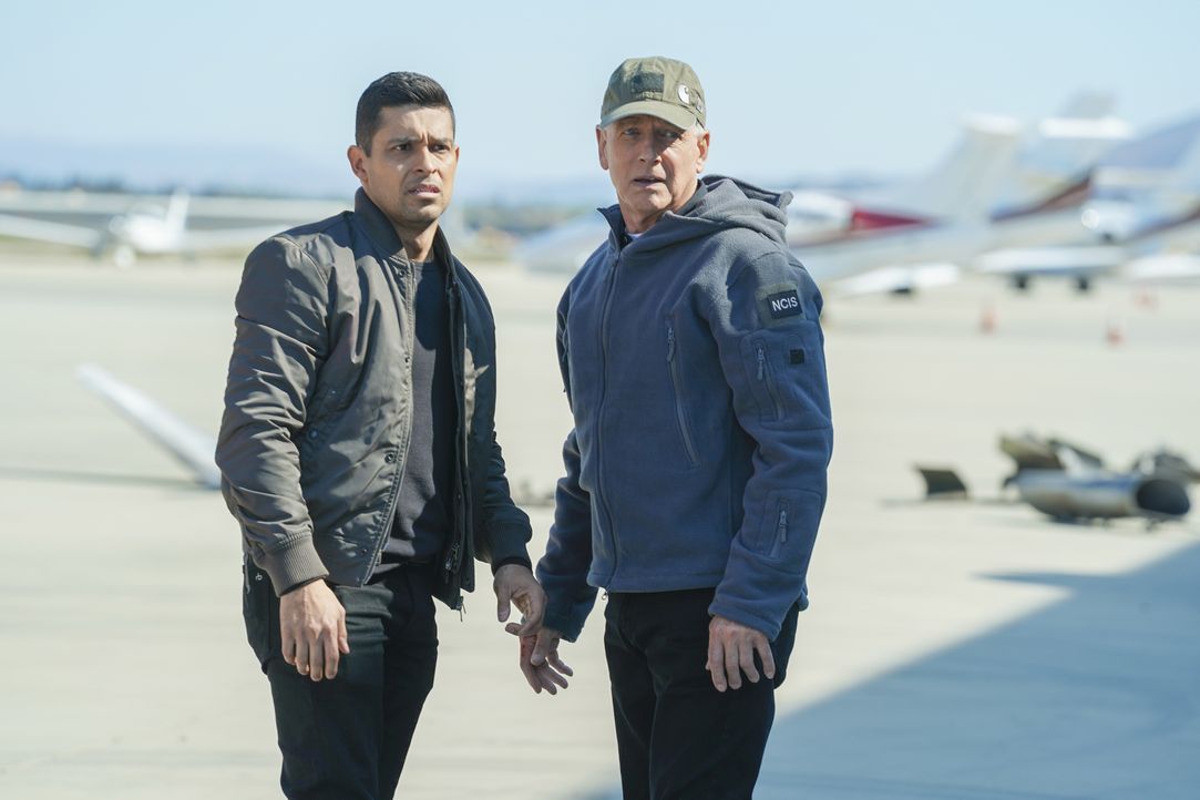Nick Torres (Wilmer Valderrama, l.); Leroy Jethro Gibbs (Mark Harmon, r.) - Bildquelle: Michael Yarish 2019 CBS Broadcasting, Inc. All Rights Reserved. / Michael Yarish