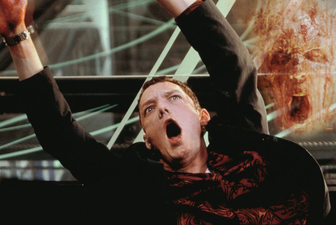 Als Rafkin (Matthew Lillard) erfährt, einige der Glaszellen seien geöffnet, ahnt er sogleich, dass die Geister entkommen sind ... - Bildquelle: 2003 Sony Pictures Television International. All Rights Reserved.