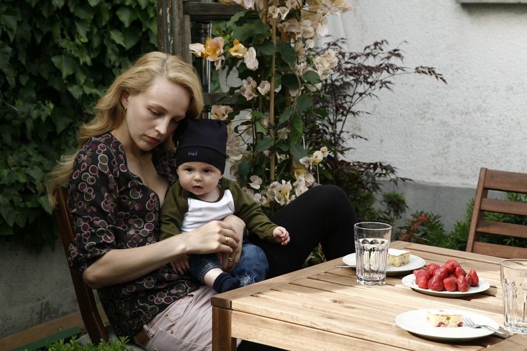 Kindergeschrei, Windeln wechseln, Babybrei - für Hanna (Petra Schmidt-Schaller) gibt es nichts Schöneres, doch ihr Angetrauter will um jeden Preis... - Bildquelle: Vanessa Fuentes SAT.1