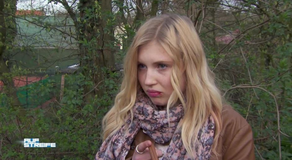 Blondes Mädchen wird heimlich im Kinderzimmer gefickt