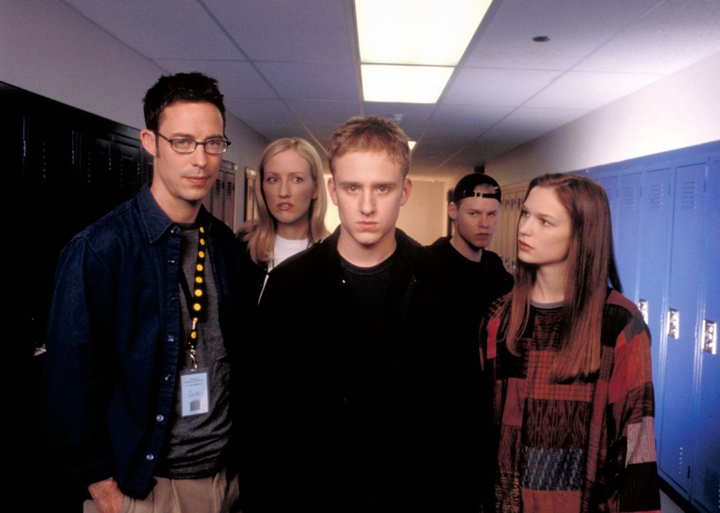 Die Schule ist ein Pulverfass, das jederzeit hochgehen kann: (v.l.n.r.) Val Duncan (Tom Cavanagh), Ellie Milford (Janel Moloney), Trevor (Ben Foster... - Bildquelle: Viacom Productions Inc.