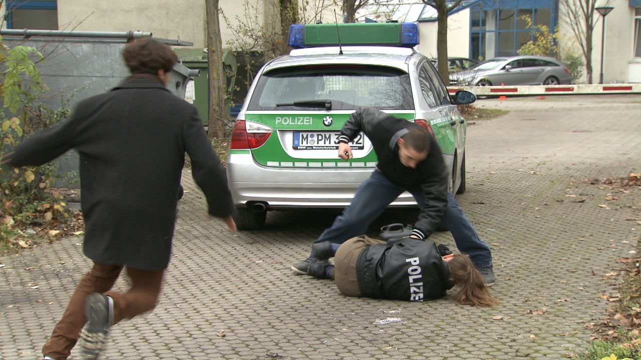 Polizistin_zwischen_den_Fronten1 - Bildquelle: SAT.1