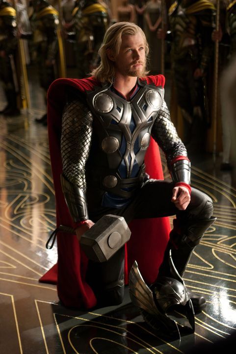 Einst ein stolzer Gott, muss Thor (Chris Hemsworth) sich auf der Erde ganz anderen Aufgaben und Schwierigkeiten stellen, um seine Macht und das Kön... - Bildquelle: 2011 MVLFFLLC. TM &   2011 Marvel. All Rights Reserved.