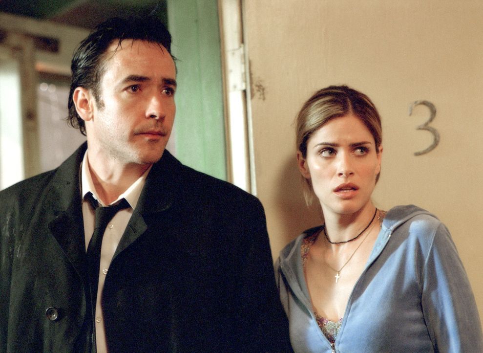 Seltsame Dinge geschehen in dem heruntergekommenen Motel, die sich weder Ed (John Cusack, l.) noch Paris (Amanda Peet, r.) erklären können ... - Bildquelle: 2003 Sony Pictures Television International. All Rights Reserved.