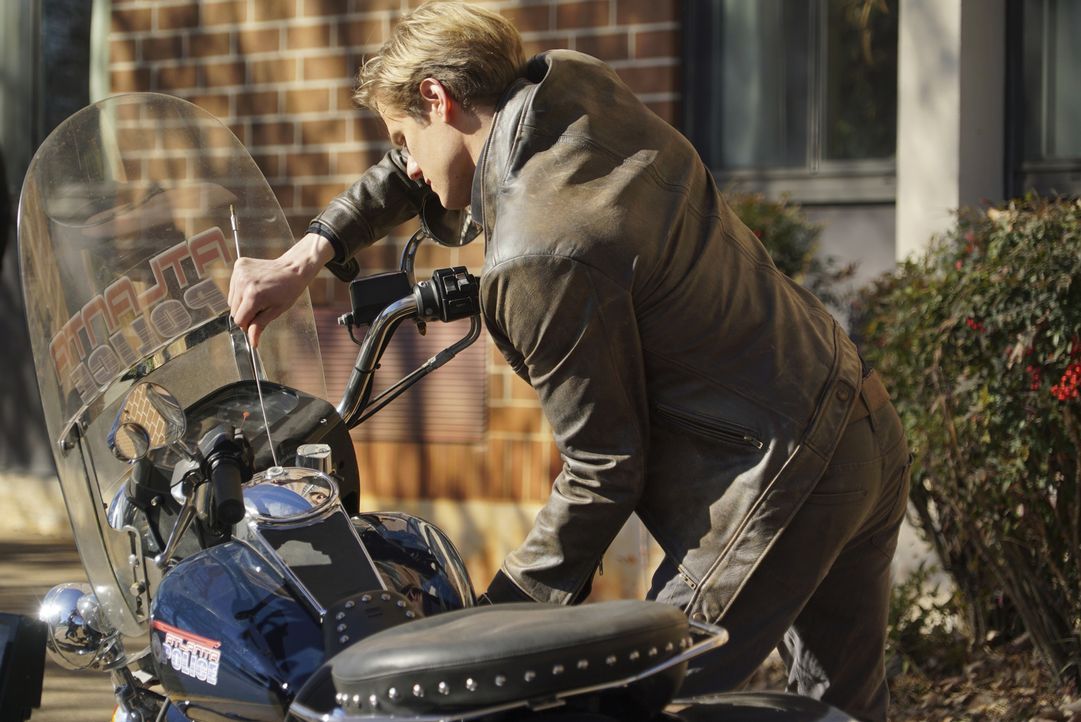 Beweist Einfallsreichtum: Angus MacGyver (Lucas Till) ... - Bildquelle: Annette Brown Annette Brown/CBS   2018 CBS Broadcasting, Inc. All Rights Reserved.