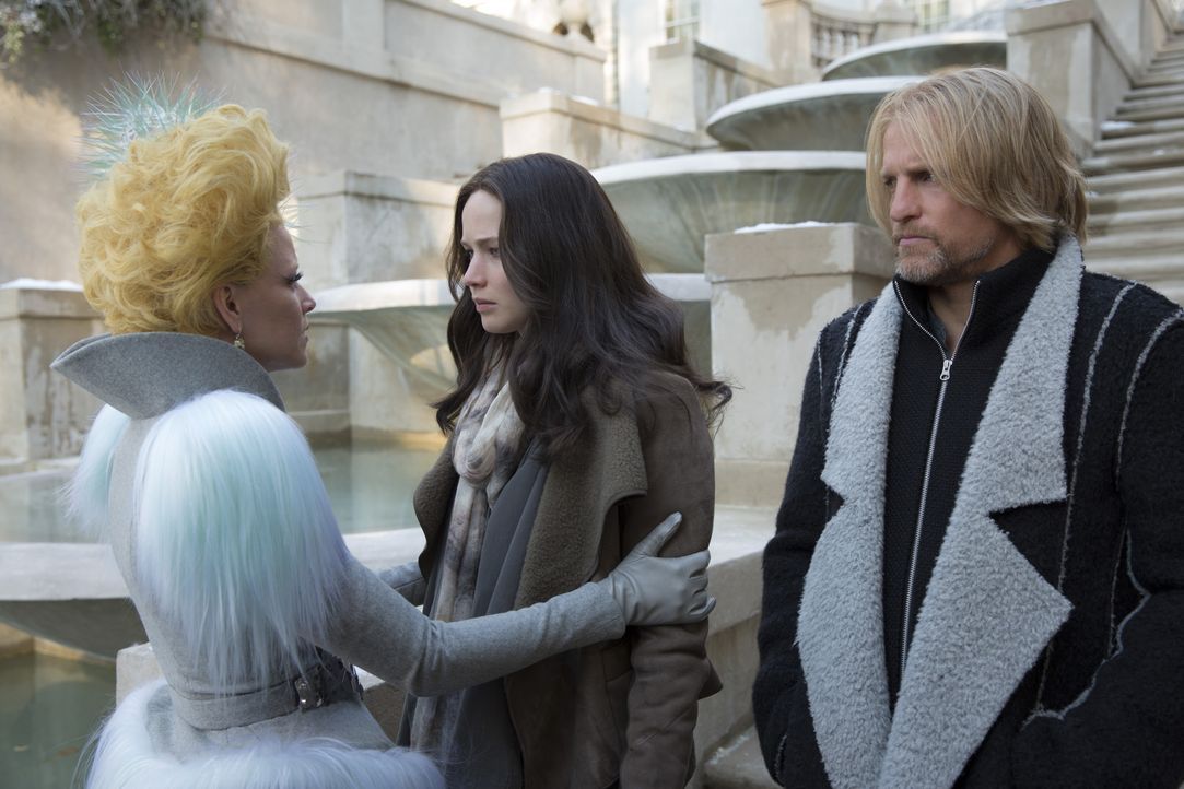 Starten in eine ungewisse Zukunft, aber voller Hoffnungen auf ein glückliches Leben: Effie (Elizabeth Banks, l.), Katniss (Jennifer Lawrence, M.) un... - Bildquelle: Murray Close TM & © 2015 Lions Gate Entertainment Inc. All rights reserved. / Murray Close