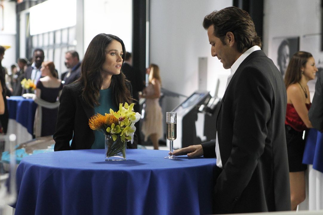 Teresa (Robin Tunney, l.) ist auf der Suche nach dem Mörder von der Journalistin Cassie Flood und stößt bei den Ermittlungen auf Tommy Volker (He... - Bildquelle: Warner Bros. Television