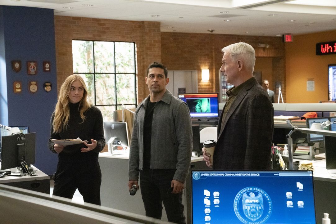 (v.l.n.r.) Ellie Bishop (Emily Wickersham); Nick Torres (Wilmer Valderrama); Leroy Jethro Gibbs (Mark Harmon) - Bildquelle: Michael Yarish 2019 CBS Broadcasting, Inc. All Rights Reserved. / Michael Yarish