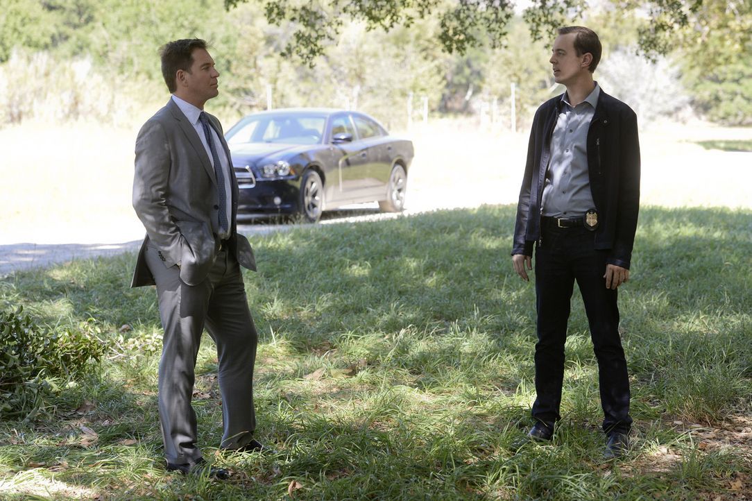 Um den Mörder eines Militärpolizisten zu fassen, ermittelt Tony (Michael Weatherly, l.) und McGee (Sean Murray, r.) undercover ... - Bildquelle: Darren Michaels CBS Television