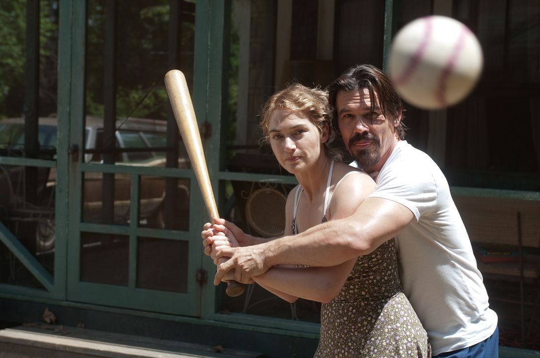 Obwohl er sich als entflohener Häftling herausstellt, nimmt die alleinerziehende Mutter Adele (Kate Winslet, l.) den sensiblen Frank (Josh Brolin, r... - Bildquelle: 2016 Paramount Pictures. All Rights Reserved.