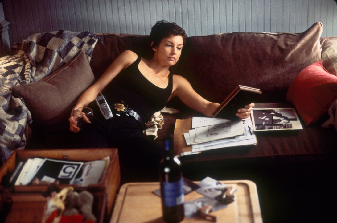 Jessicas (Ashley Judd) Zustand verschlechtert sich zusehends; sie stürzt sich in nächtliche Affären, verfällt dem Alkohol - und hat Blackouts, n... - Bildquelle: Paramount Pictures