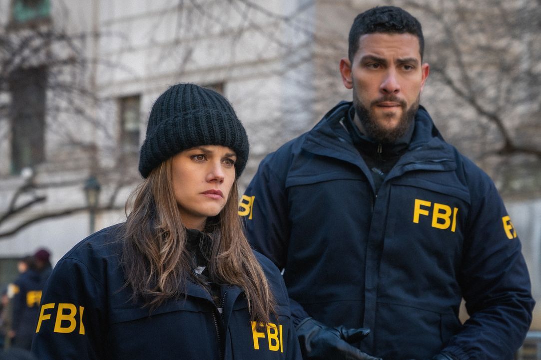Special Agent Omar Adom 'OA' Zidan (Zeeko, Zaki, l.); Special Agent Maggie Bell (Missy Peregrym, r.) - Bildquelle: Mark Schafer 2020 CBS Broadcasting, Inc. All Rights Reserved. / Mark Schafer