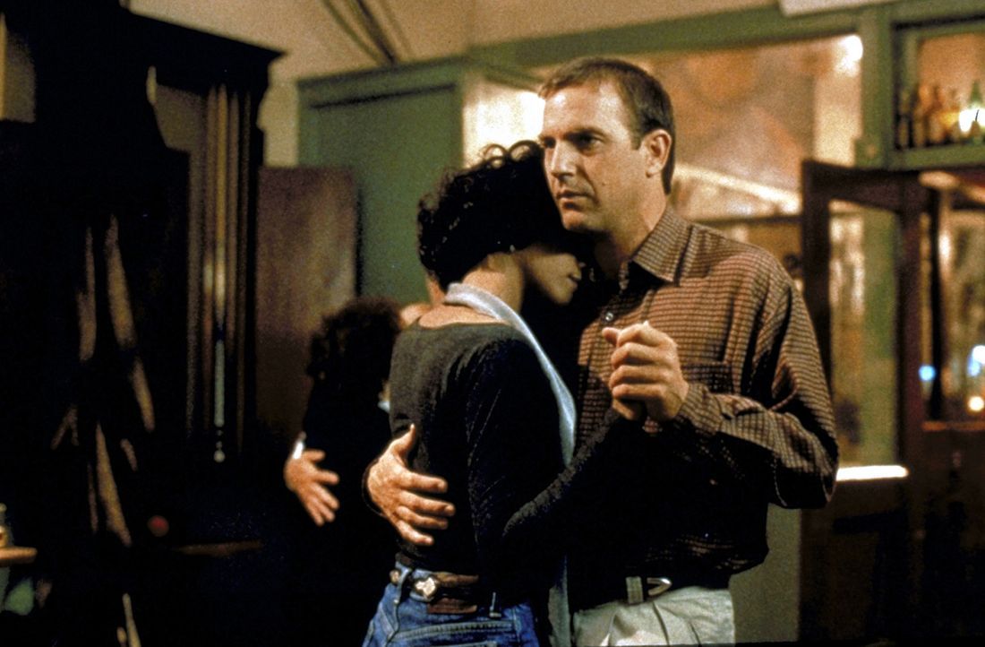 Nach anfänglichen Missverständnissen entwickeln sich schon bald tiefere Gefühle zwischen dem Star Rachel Marron (Whitney Houston, l.) und ihrem L... - Bildquelle: Warner Bros.