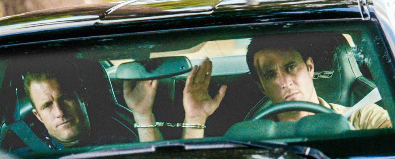 Bei einem neuen fall, werden Steve (Alex O'Loughlin, r.) und Danny (Scott Caan, l.) selbst zu Geiseln ... - Bildquelle: 2013 CBS BROADCASTING INC. All Rights Reserved.