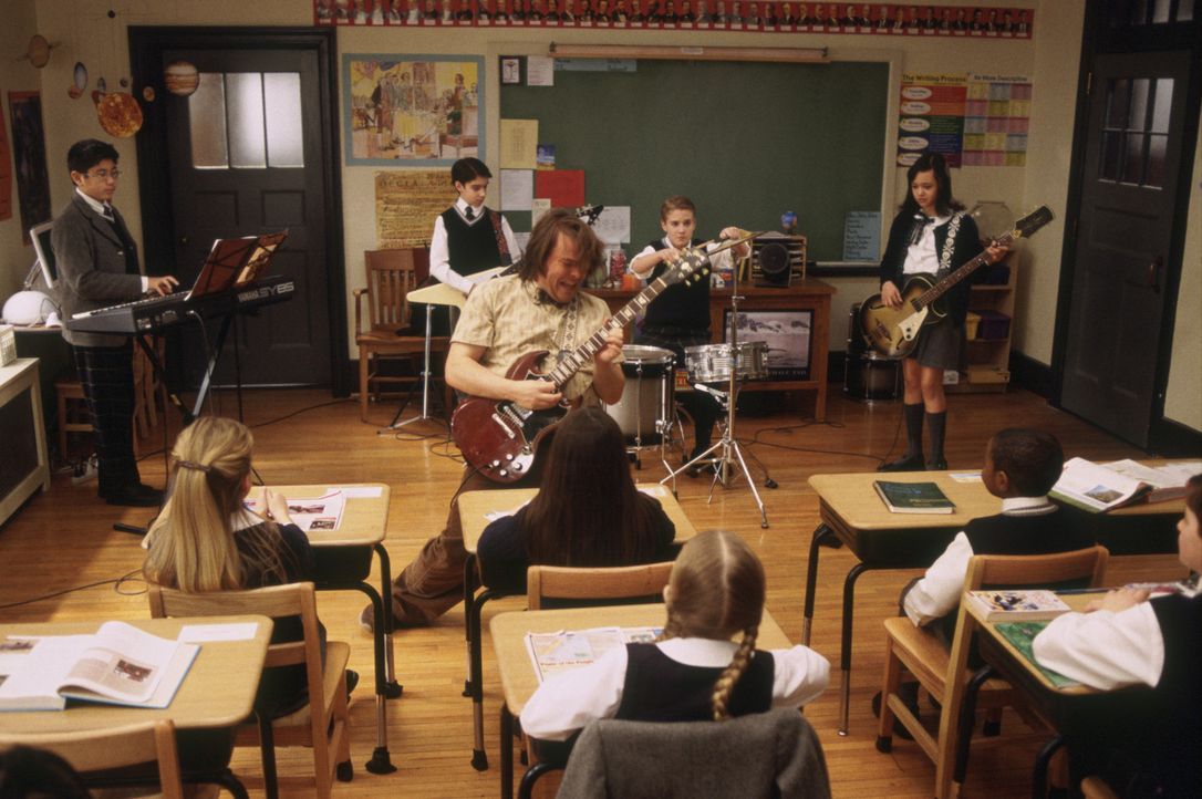 Als Deweys (Jack Black, vorne M.) klar wird, dass alle seine Schüler ein Instrument spielen, beschließt er, wenn schon nicht in Mathe, dann (v.l.n... - Bildquelle: Paramount Pictures