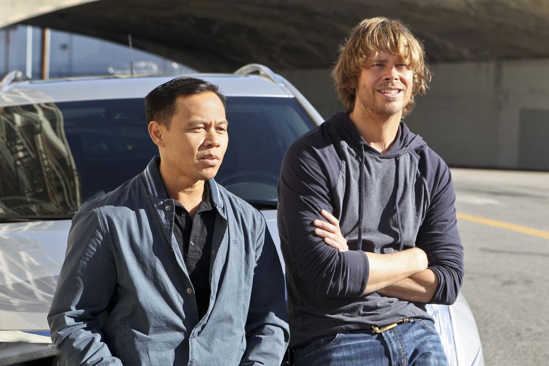Als Sam bei dem Versuch, einen CIA-Spion in Gewahrsam zu nehmen, angeschossen wird, nimmt das Team um Deeks (Eric Christian Olsen, r.) die Hilfe von... - Bildquelle: CBS Studios Inc. All Rights Reserved.