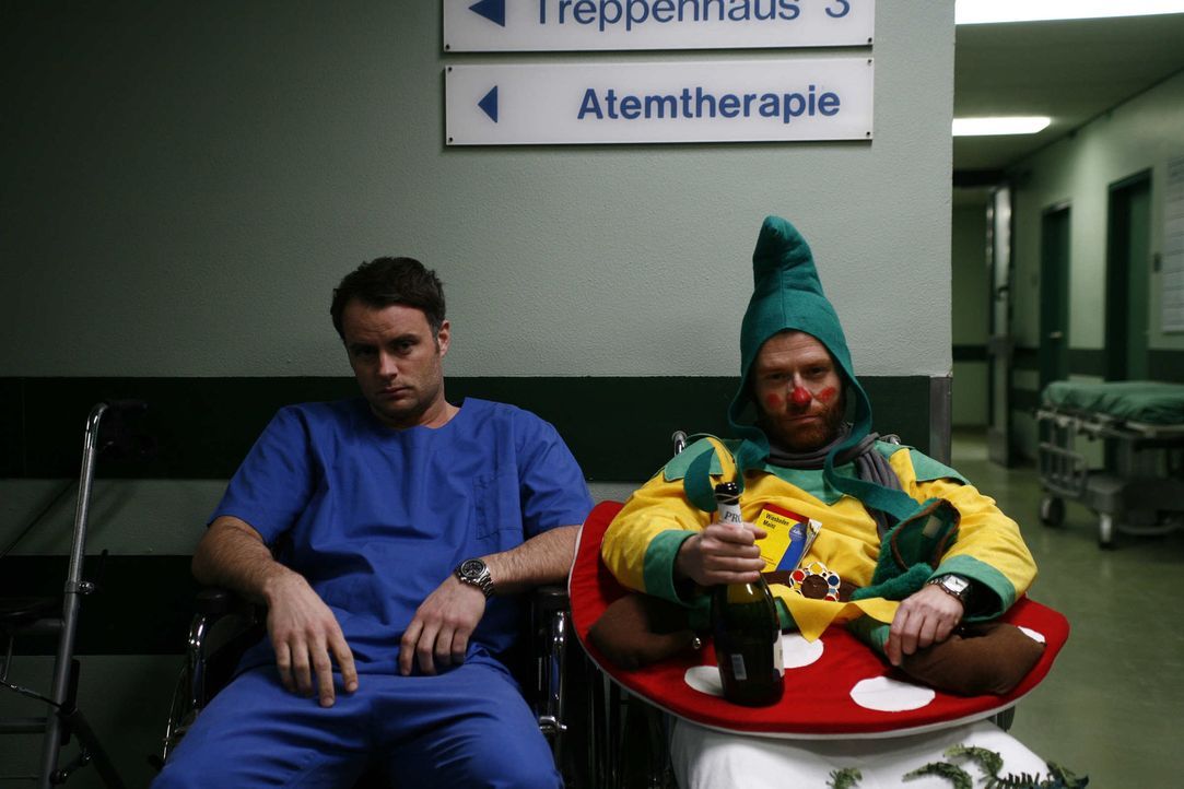 Rosenmontag. In der Klinik herrscht das Chaos, überall Betrunkene und Verletzte, die medizinisch betreut werden müssen. Leo (André Röhner, l.) i... - Bildquelle: Volker Roloff SAT.1