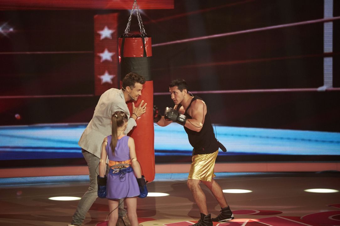 Die 9 Jahre alte Boxerin, Evnika Sadvakassova (l.) aus Kasachstan möchte die Jury von sich überzeugen. Doch wird es ihr gelingen? Bei Moderator Wayn... - Bildquelle: Stefan Hobmaier SAT.1