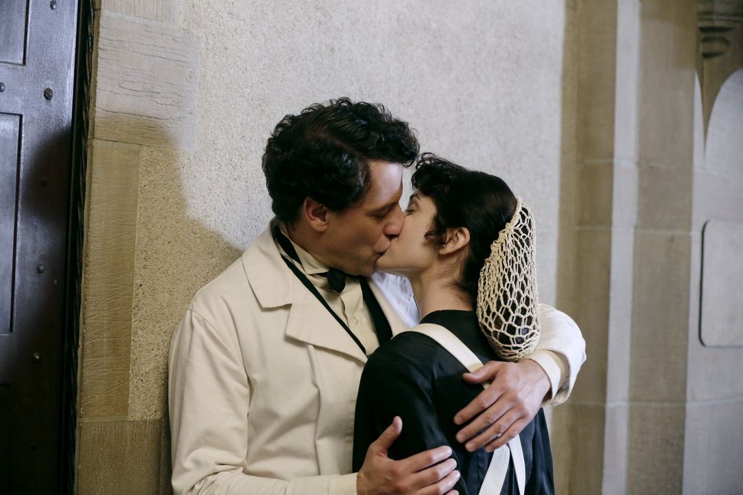 Trotz der Drohungen seiner ersten Frau Nora nutzt Henry (Ioan Gruffudd) die Gelegenheit, um die hübsche Schwester (Sarah Wilson, r.) zu küssen ... - Bildquelle: Warner Bros. Television