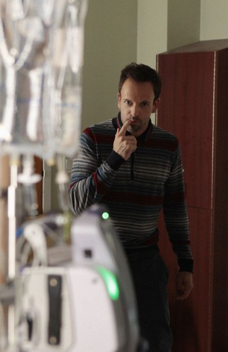 Versucht, einen Mordfall in einem Krankenhaus aufzudecken: Sherlock Holmes (Jonny Lee Miller) ... - Bildquelle: CBS Television