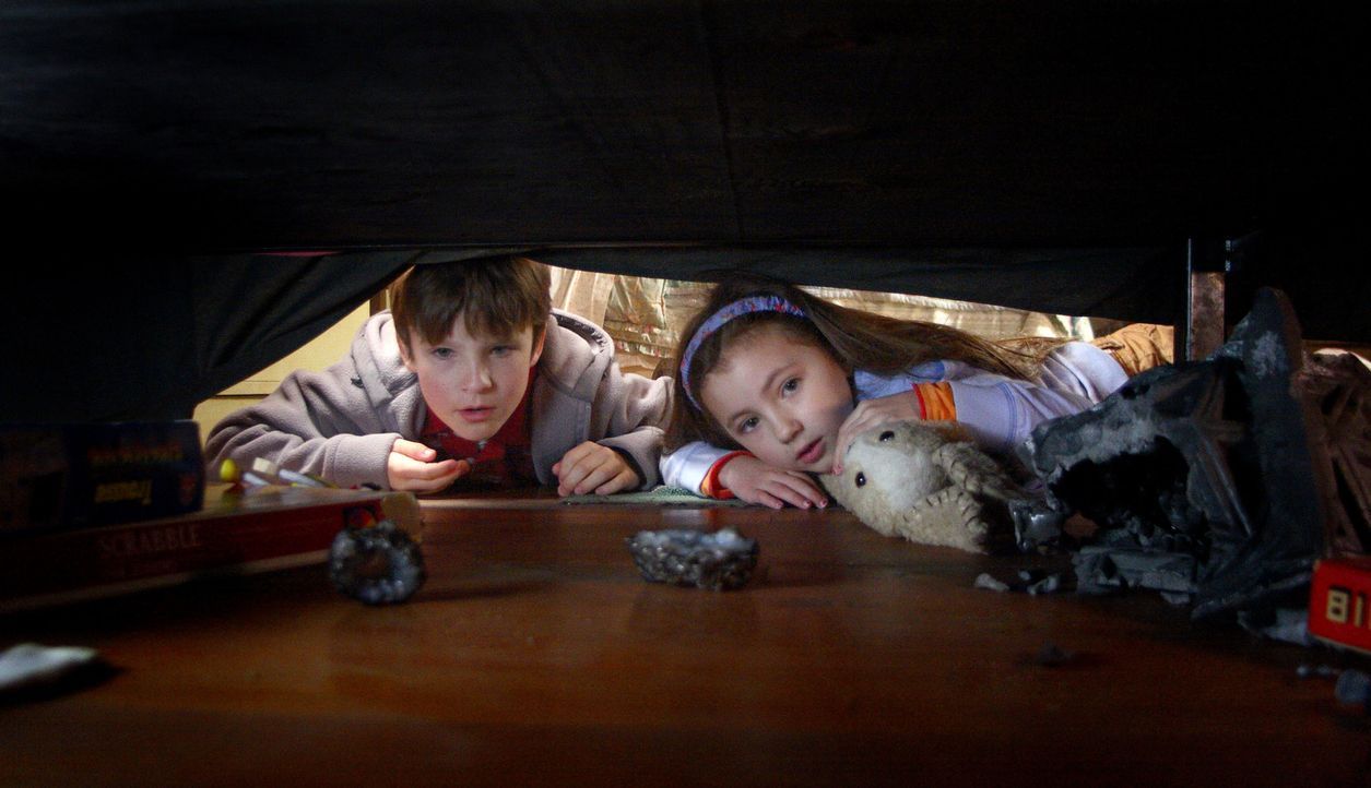 Als sie eines Tages eine geheimnisvolle Kiste finden, verändert sich das Leben der Geschwister Noah (Chris O'Neil, l.) und Emma (Rhiannon Leigh Wry... - Bildquelle: Warner Brothers