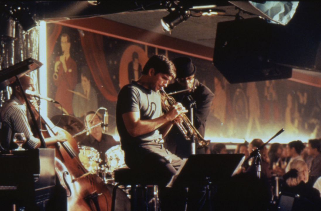 Die Musik hilft Catch (James Caviezel) seine Vergangenheit zu vergessen ... - Bildquelle: Warner Bros.