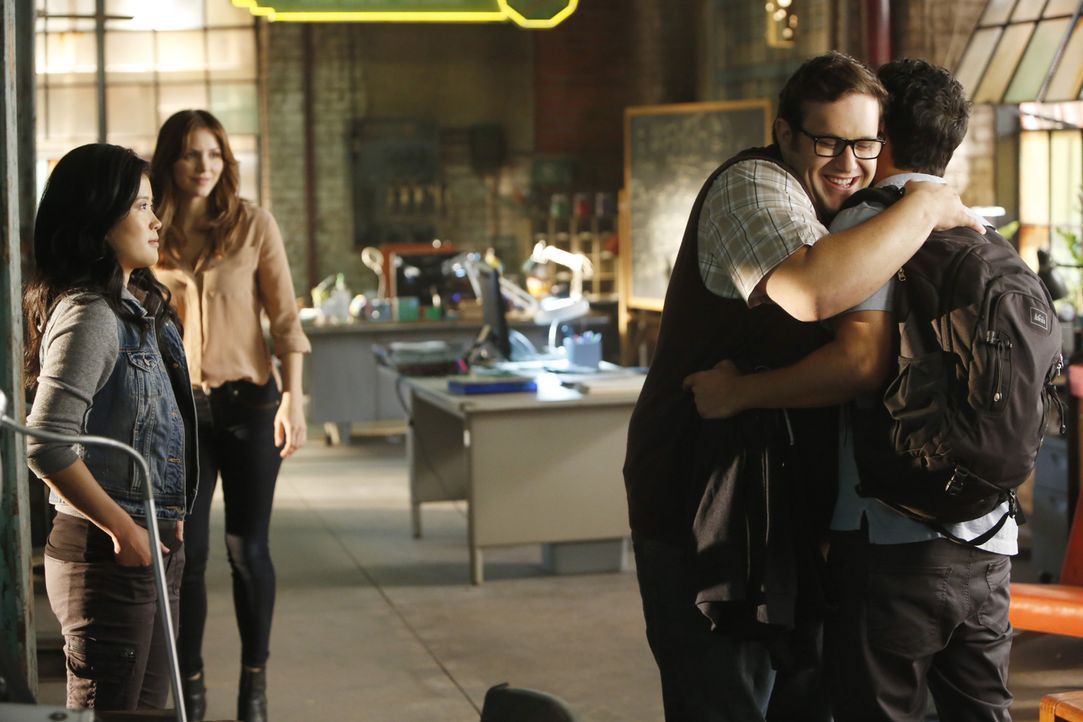Happy (Jadyn Wong, l.), Paige (Katharine McPhee, 2.v.l.) und Sylvester (Ari Stidham, 2.v.r.) sind überglücklich, dass Walter (Elyes Gabel, r.) endli... - Bildquelle: Monty Brinton 2015 CBS Broadcasting, Inc. All Rights Reserved.