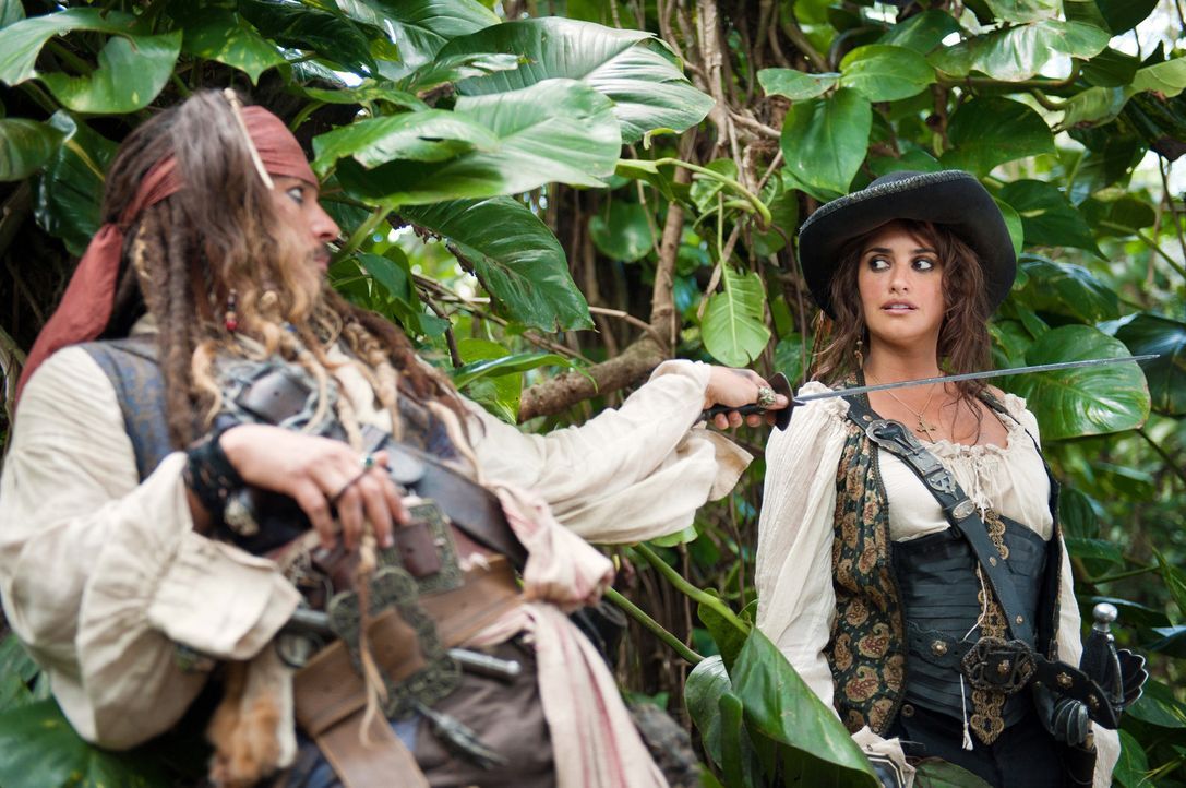 Schon bald weiß Jack (Johnny Depp, l.) nicht mehr, wen er mehr fürchten muss: Angelica (Penélope Cruz, r.) oder ihrem Vater, Captain Blackbeard ... - Bildquelle: Peter Mountain WALT DISNEY PICTURES/JERRY BRUCKHEIMER FILMS.  All rights reserved