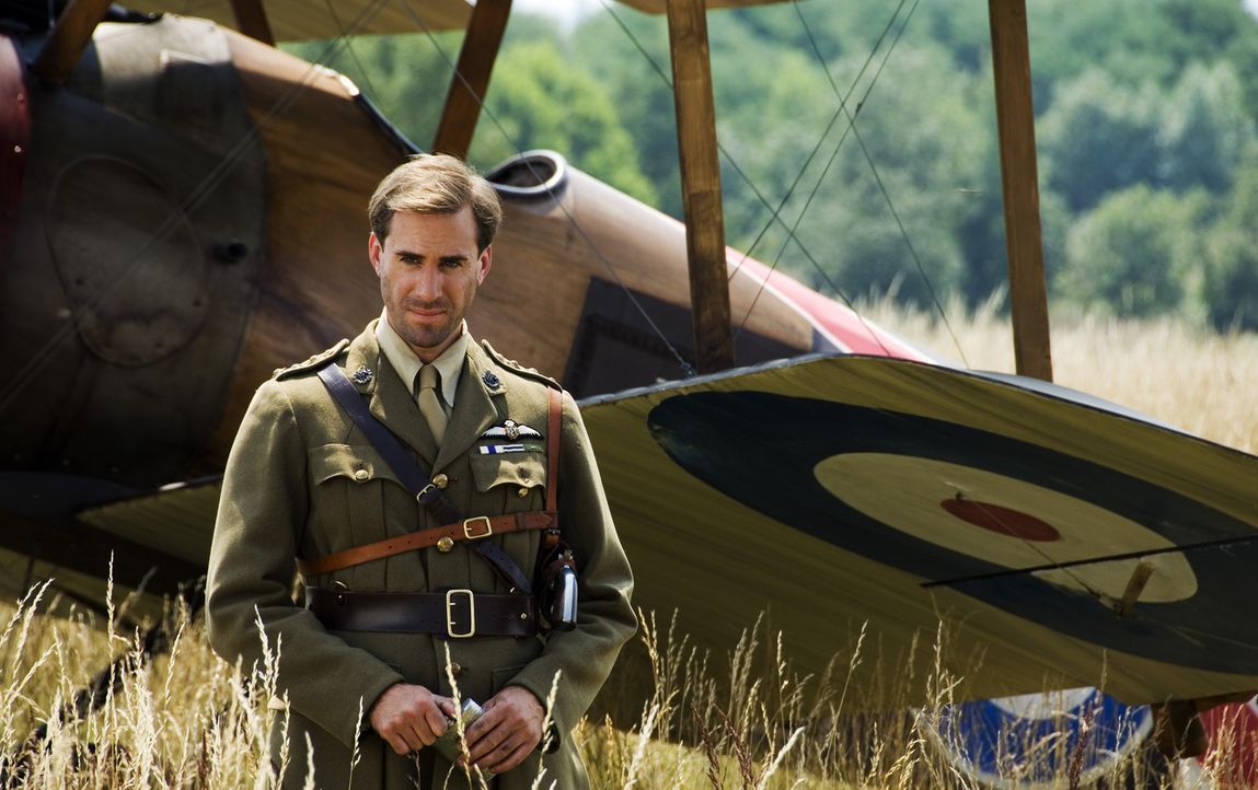 Als der kanadische Captain Ray Brown (Ralph Fiennes) nach einem verlorenen Luftkampf vom Roten Baron gebeten wird, in einem Waldstück zu landen, ko... - Bildquelle: Warner Bros. Television