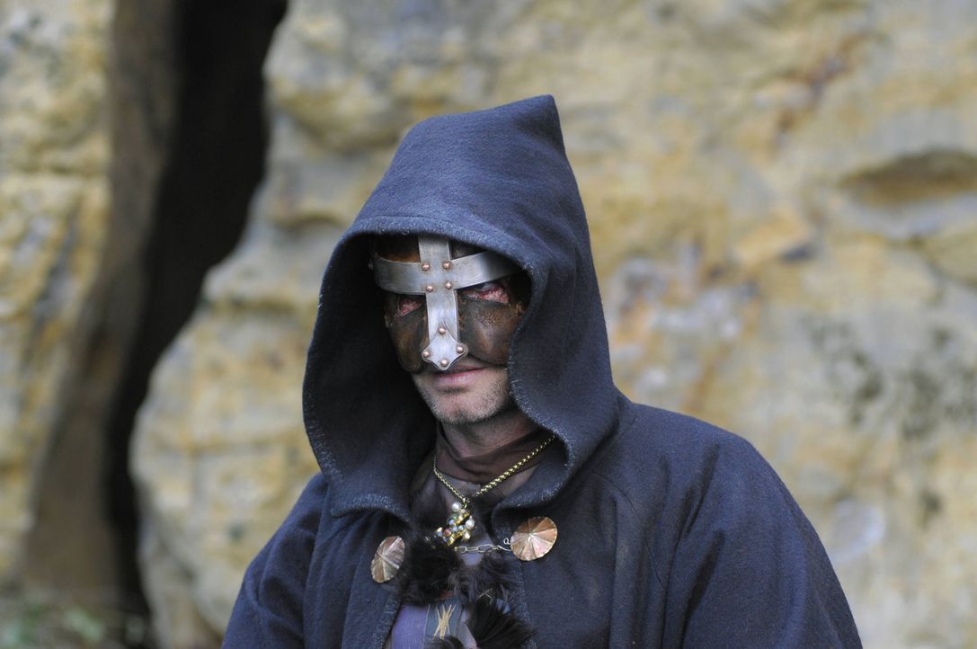 Der Großinquisitor des Papstes (Julian Weigend) zettelt das Komplott gegen Michel von Hohenstein an und lässt ihn im Kampf heimtückisch ermorden. Al... - Bildquelle: SAT. 1
