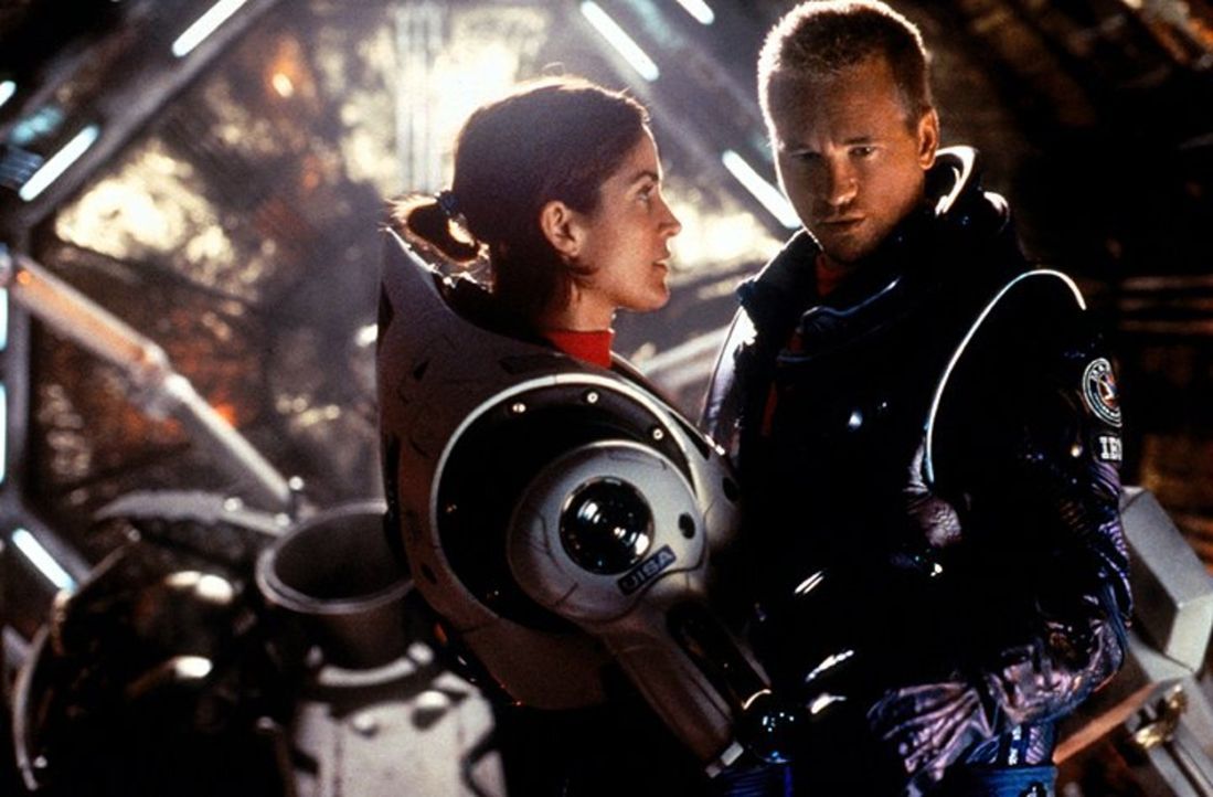 Was läuft wirklich zwischen Gallagher (Val Kilmer, r.) und seiner Vorgesetzten Commander Bowman (Carrie-Anne Moss, l.)? - Bildquelle: Warner Bros. Entertainment Inc.