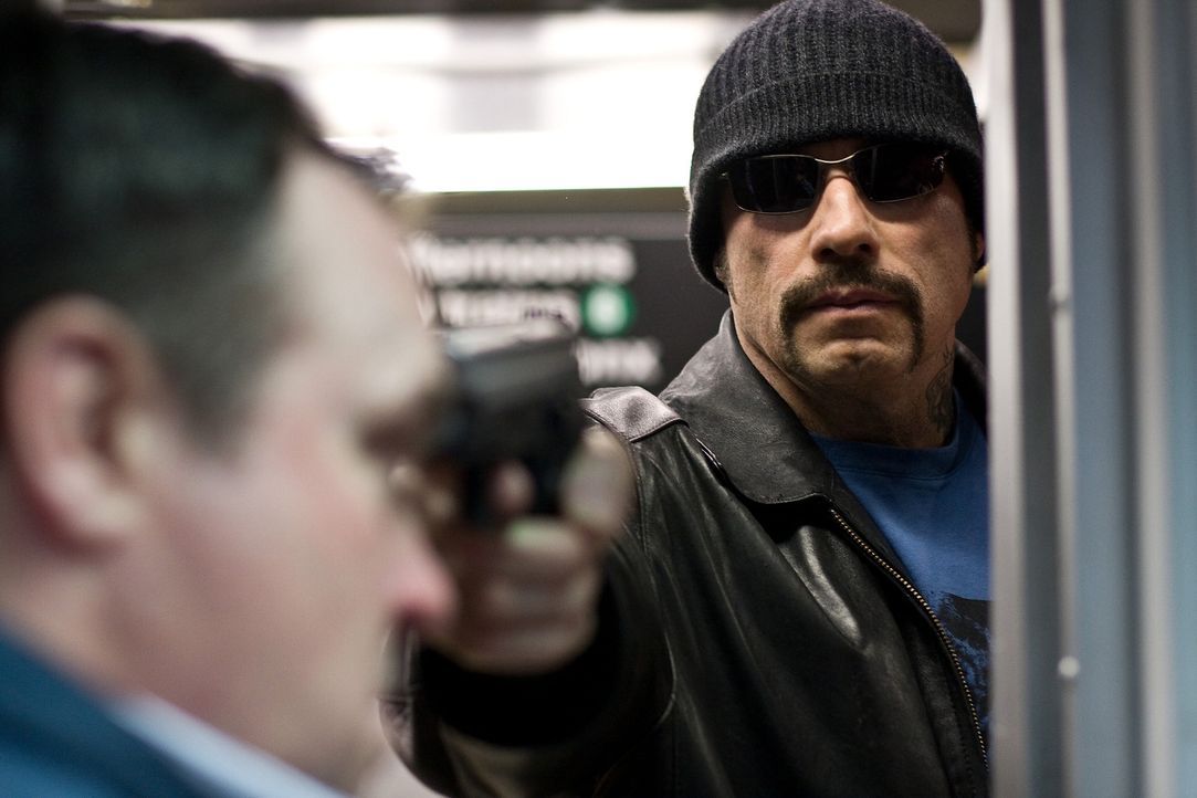 Der skrupellose Gangster Ryder (John Travolta) entführt zusammen mit seinen Komplizen die U-Bahn Pelham 123. Er nimmt viele Fahrgästen als Geisel -... - Bildquelle: 2009 Columbia Pictures Industries, Inc. and Beverly Blvd LLC. All Rights Reserved.