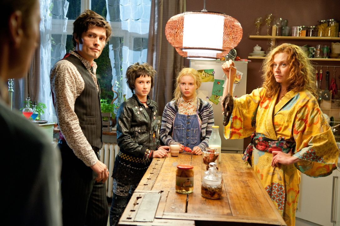 Während ihr Ehemann Mihai (Stipe Erceg, l.) ein waschechter Vampir ist, der im Notfall auch Rattenblut zu sich nimmt, ist Elvira (Christiane Paul, r... - Bildquelle: 2012 Sony Pictures Television, Inc. All Rights Reserved.