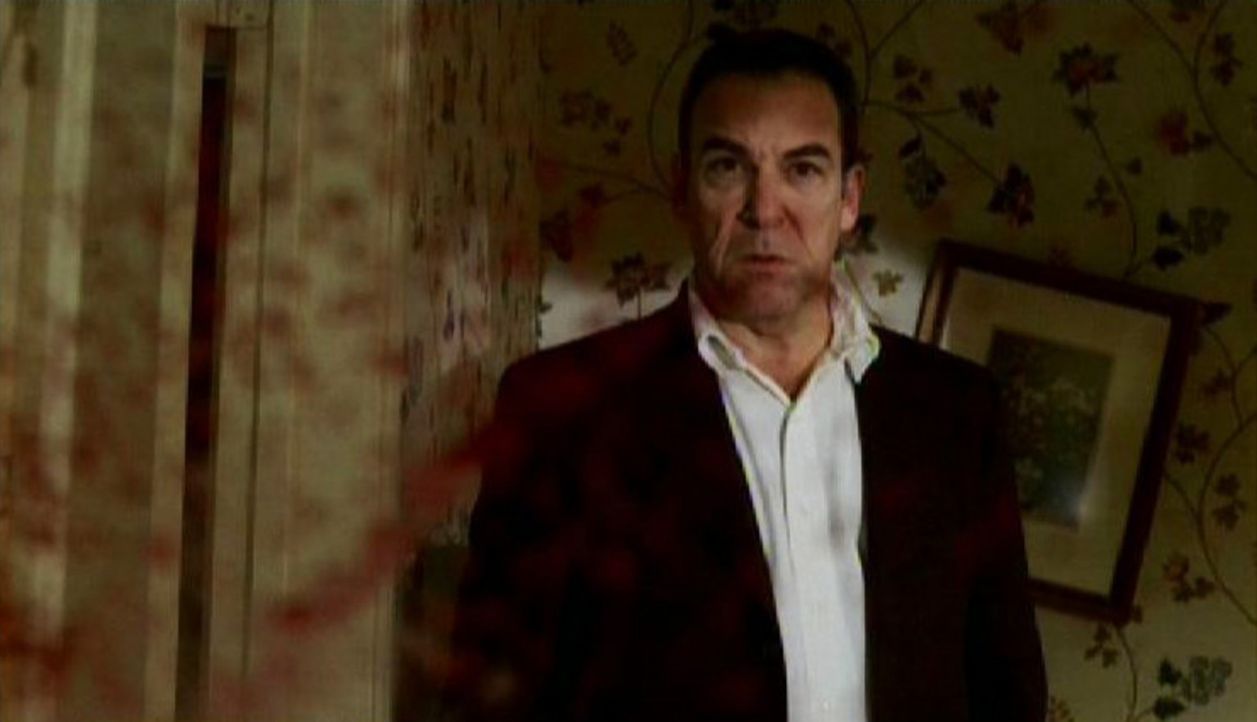 Erschüttert betrachtet Special Agent Jason Gideon (Mandy Patinkin) den blutverschmierten Tatort ... - Bildquelle: Touchstone Television