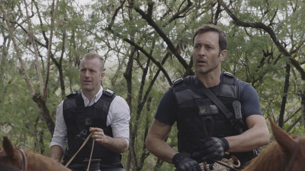 Danny Williams (Scott Caan, l.); Steve McGarrett (Alex O'Loughlin, r.) - Bildquelle: 2020 CBS Broadcasting, Inc. All Rights Reserved