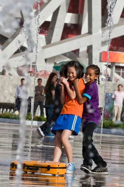Kaum an der neuen Schule in Peking angekommen, verliebt sich Dre (Jaden Smith, r.) in Mei Ying (Wenwen Han, l.), die Tochter des örtlichen Kung-Fu-... - Bildquelle: 2010 CPT Holdings, Inc. All Rights Reserved.