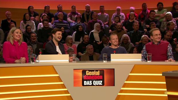 Genial Daneben - Das Quiz - Genial Daneben - Das Quiz - Trägt Dieser Kandidat Ein Brett Mit Schinken Um Den Hals?!