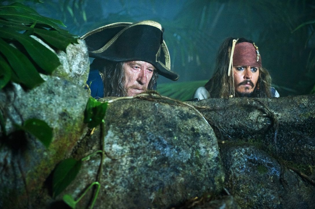 Während Jack Sparrow (Johnny Depp, r.) seine Jugendliebe Angelica vor dem eigenen Vater beschützen will, ist Hector Barbossa (Geoffrey Rush, l.) nur... - Bildquelle: Peter Mountain WALT DISNEY PICTURES/JERRY BRUCKHEIMER FILMS.  All rights reserved